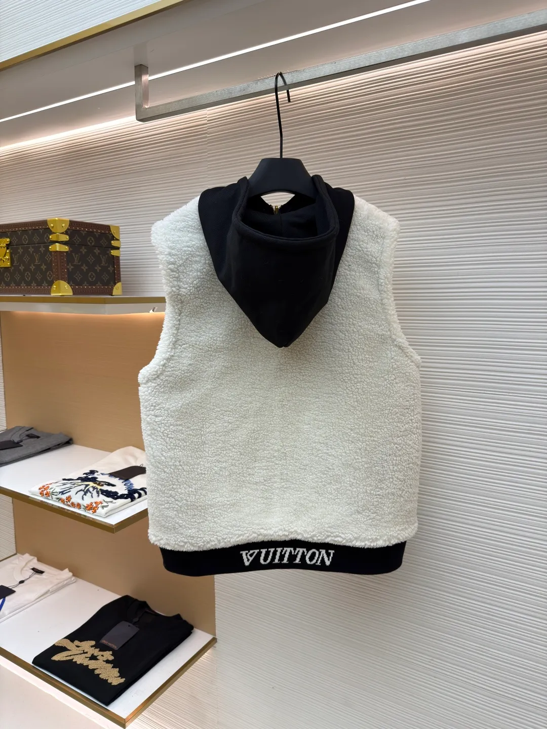LOUIS VUITTON embroidered reversible hooded vest ●Original version: purchased and developed by 14599 ●Item number: 1681399-C00 ●Fabric: lamb wool fabric ●Technology: embroidery production ●Color: black/white ●Version: fitted version ●Weight: about 1040 grams ●Size: S-M-L-XL ●Description: This vest adopts a double-sided design. One side is made of high-quality knitted fabric, which is crisp, stylish, skin-friendly and comfortable; the other side is made of imitation lamb wool, which is fluffy, soft and has good warmth retention. The hooded part is made of knitted fabric of the same color and is equipped with a two-way zipper with a metal zipper puller, which is smooth and durable. The flip design of cotton knitted surface and comfortable suede surface is very ingenious. It uses advanced double-sided weaving and composite technology to perfectly integrate the two materials and make the transition natural when switching; the shield logo patch uses high-precision patching technology, with neat edges and clear and three-dimensional patterns; the embroidered logo on the back uses fine embroidery technology, with fine and even stitches, and the logo is perfectly integrated into the back design; the drawstring hood uses high-quality drawstrings and precision sewing technology, which not only ensures the adjustment function of the hood, but also enhances the overall sense of leisure. The overall wiring is straight and delicate, the fabric is comfortable and soft, and the color is consistent without color difference. It can be matched with the same style to create a fashionable look and control various occasions. Customized accessories, complete with three standards, same style for men and women!